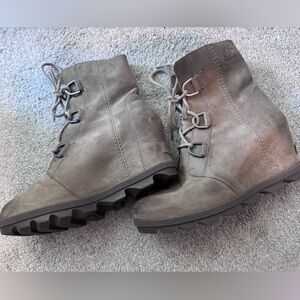 Ran size US9.5 Sorel Joan of Arctic II lace- up boots.